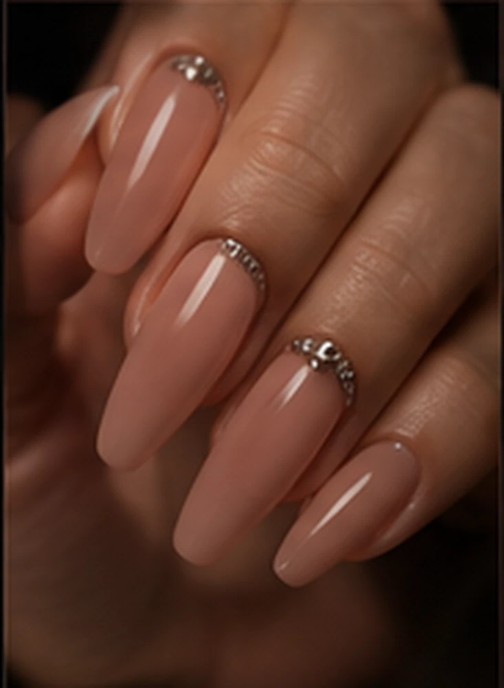Unhas nude com detalhe delicado de pedrarias